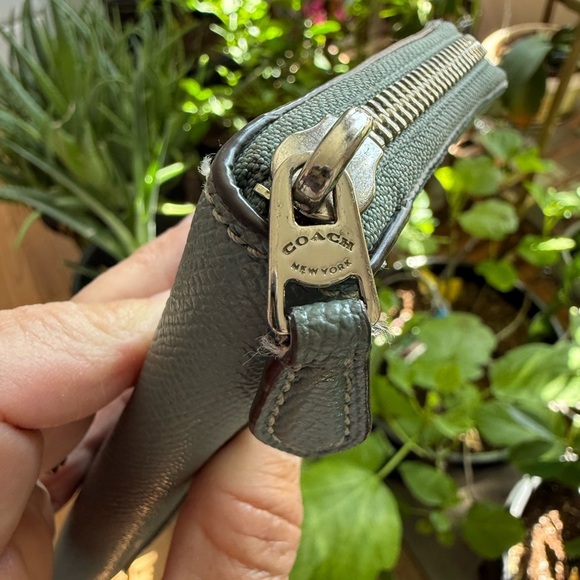 COACH Women's Crossgrain Leather Accordion Zip Wallet Gray With Green Interior - Picture 4 of 6